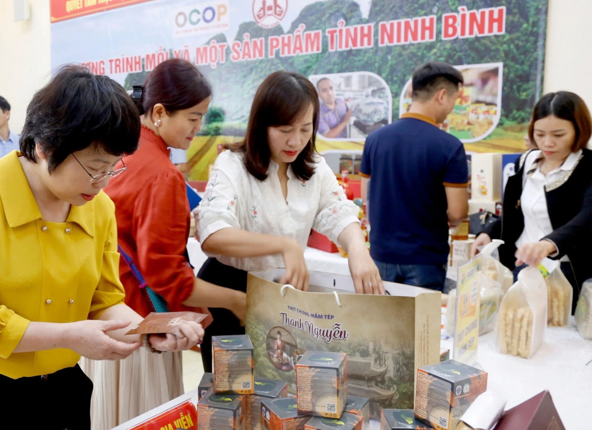 Businesses, cooperatives, and OCOP entities participate in displaying, introducing, and promoting OCOP products Businesses, cooperatives, and OCOP entities participate in displaying, introducing, and promoting OCOP products