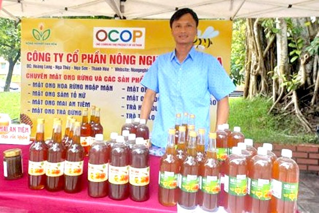 Anh Nguyễn Văn Nam, Giám đốc Công ty CP Nông nghiệp Vạn Hoa trong một buổi giới thiệu hàng hóa của công ty. Anh Nguyễn Văn Nam, Giám đốc Công ty CP Nông nghiệp Vạn Hoa trong một buổi giới thiệu hàng hóa của công ty.