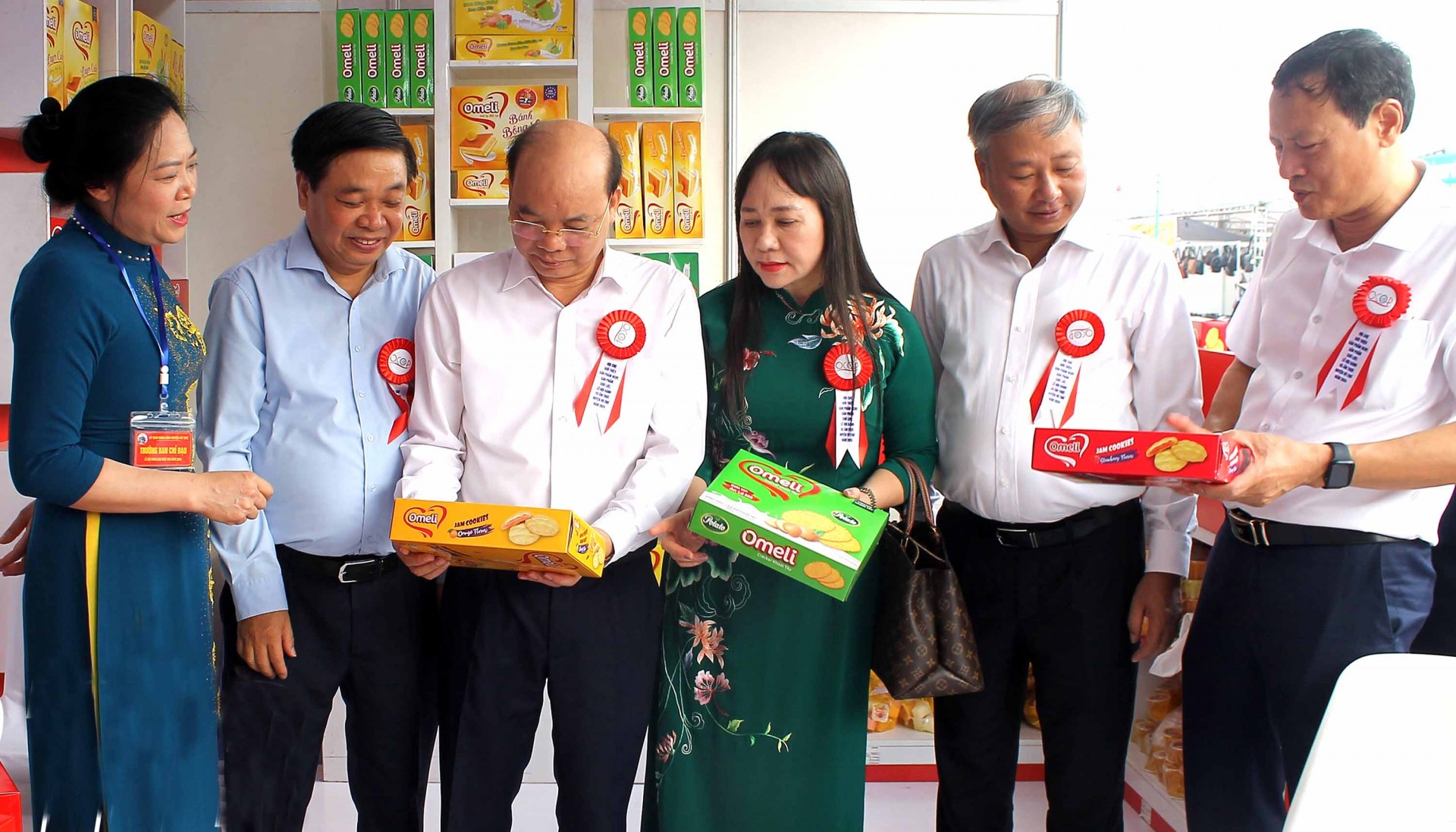 Các đồng chí lãnh đạo tỉnh; lãnh đạo các sở, ngành của tỉnh, huyện Vũ Thư tham quan các gian hàng giới thiệu sản phẩm OCOP.