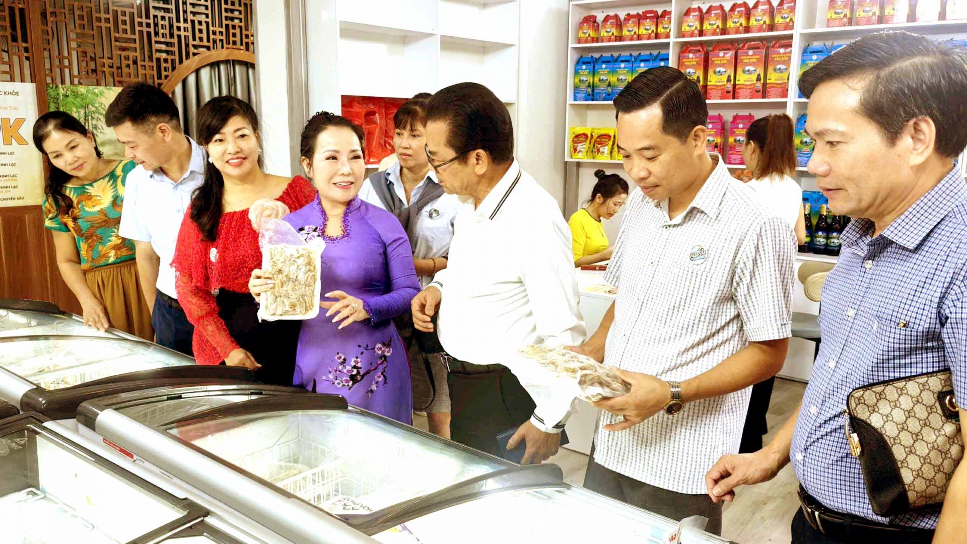 Many Hanoi people are excited to learn about OCOP Quang Ninh products