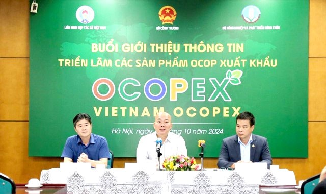 Ông Vũ Bá Phú (ở giữa), Cục trưởng Cục Xúc tiến thương mại, Bộ Công Thương cho biết chúng tôi đã xây dựng bộ nhận diện thống nhất cho OCOPEX, với màu xanh đại diện cho xu thế chuyển đổi xanh, nông nghiệp bền vững. Ông Vũ Bá Phú (ở giữa), Cục trưởng Cục Xúc tiến thương mại, Bộ Công Thương cho biết chúng tôi đã xây dựng bộ nhận diện thống nhất cho OCOPEX, với màu xanh đại diện cho xu thế chuyển đổi xanh, nông nghiệp bền vững.