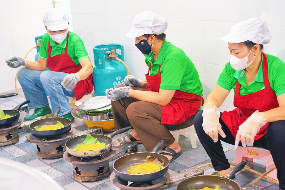 Cuong Lieu worm purchasing facility (Xuan Lam commune) prepares worm patties Cuong Lieu worm purchasing facility (Xuan Lam commune) prepares worm patties