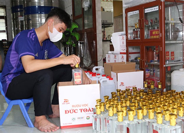 Sản phẩm OCOP của HTX rượu Vọc Đức Toàn được nâng cao chất lượng, cải tiến mẫu mã. Sản phẩm OCOP của HTX rượu Vọc Đức Toàn được nâng cao chất lượng, cải tiến mẫu mã.