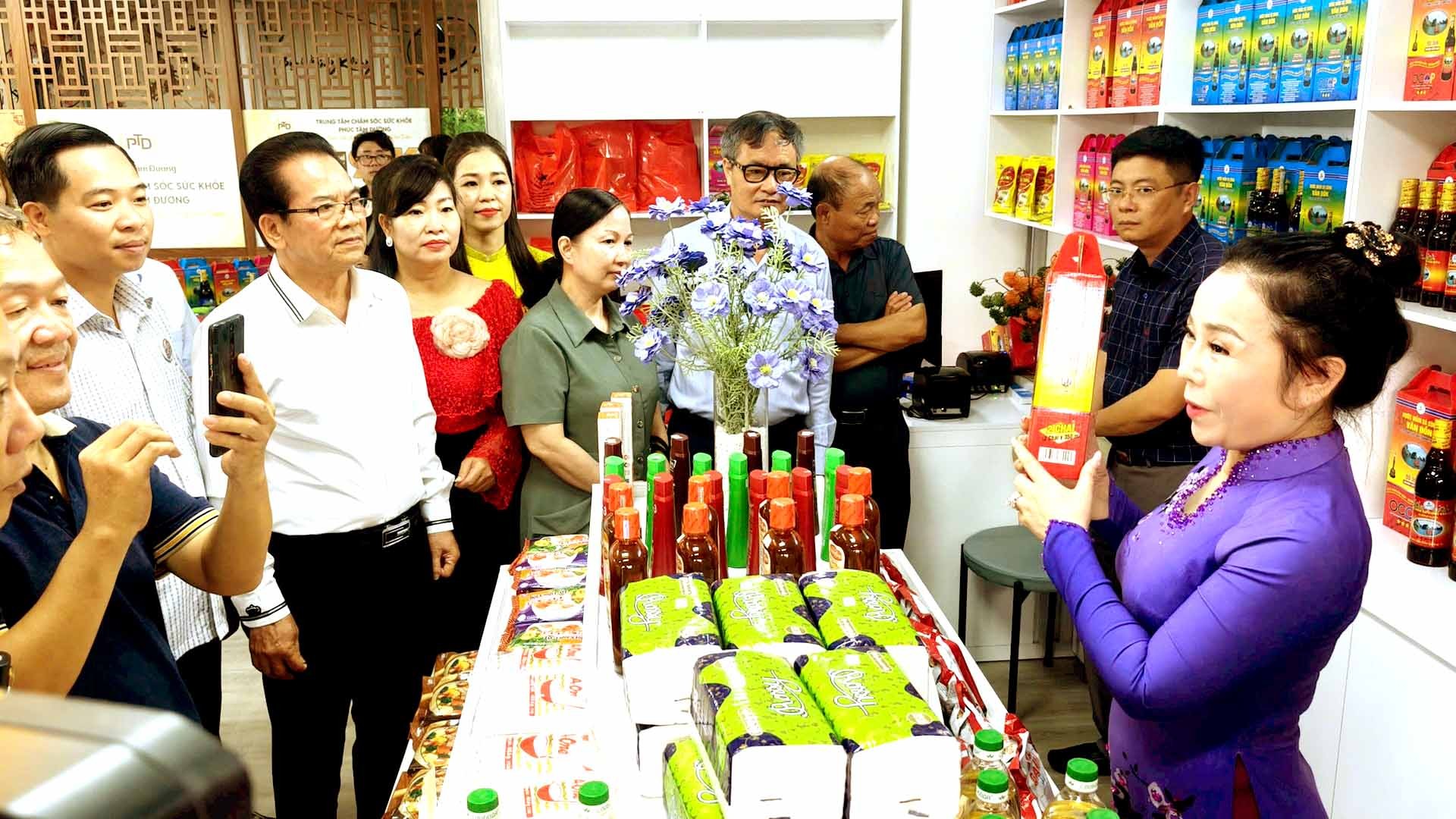 Nhiều người dân Hà Nội hào hứng tìm hiểu về sản phẩm OCOP Quảng Ninh