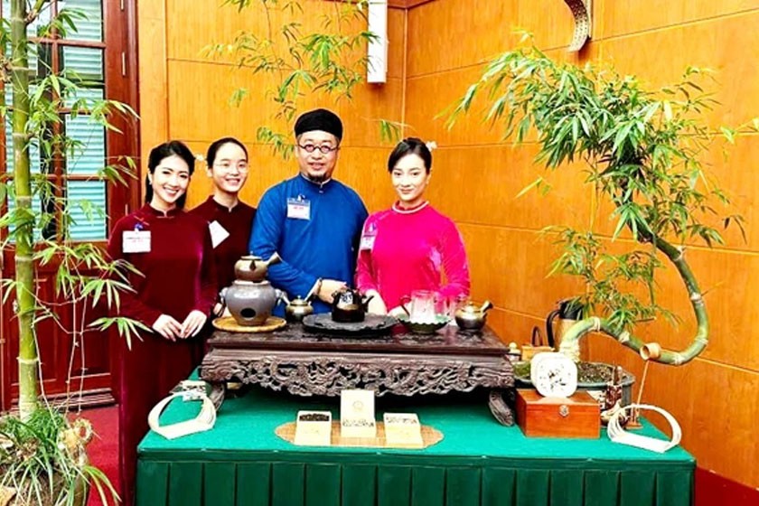 Nghệ nhân Nguyễn Cao Sơn (thương hiệu Cao Sơn trà) và các sản phẩm trà Shan tuyết cổ thụ Hoàng Liên Sơn dự thi Cuộc thi trà quốc tế năm 2024 tại Pháp.