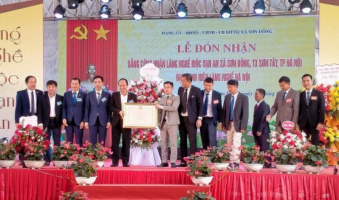 xa son dong tx son tay ha noi to chuc le don nhan bang cong nhan lang nghe moc van an dat danh hieu lang nghe ha noi