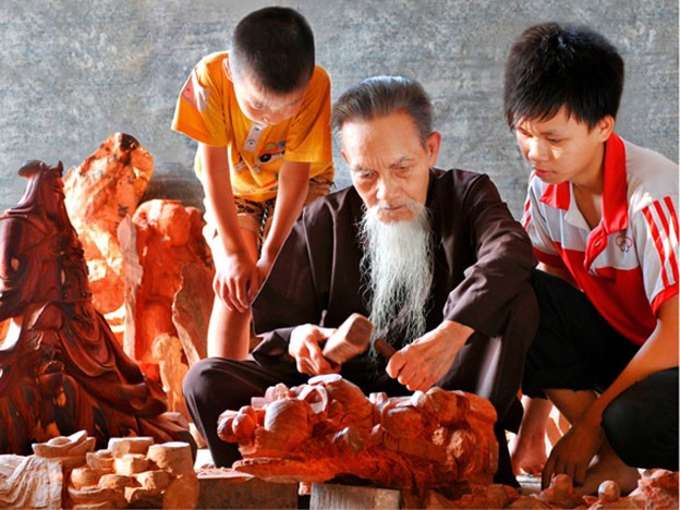 Nghệ nhân ở xã Vân Hà truyền nghề cho thế hệ trẻ.