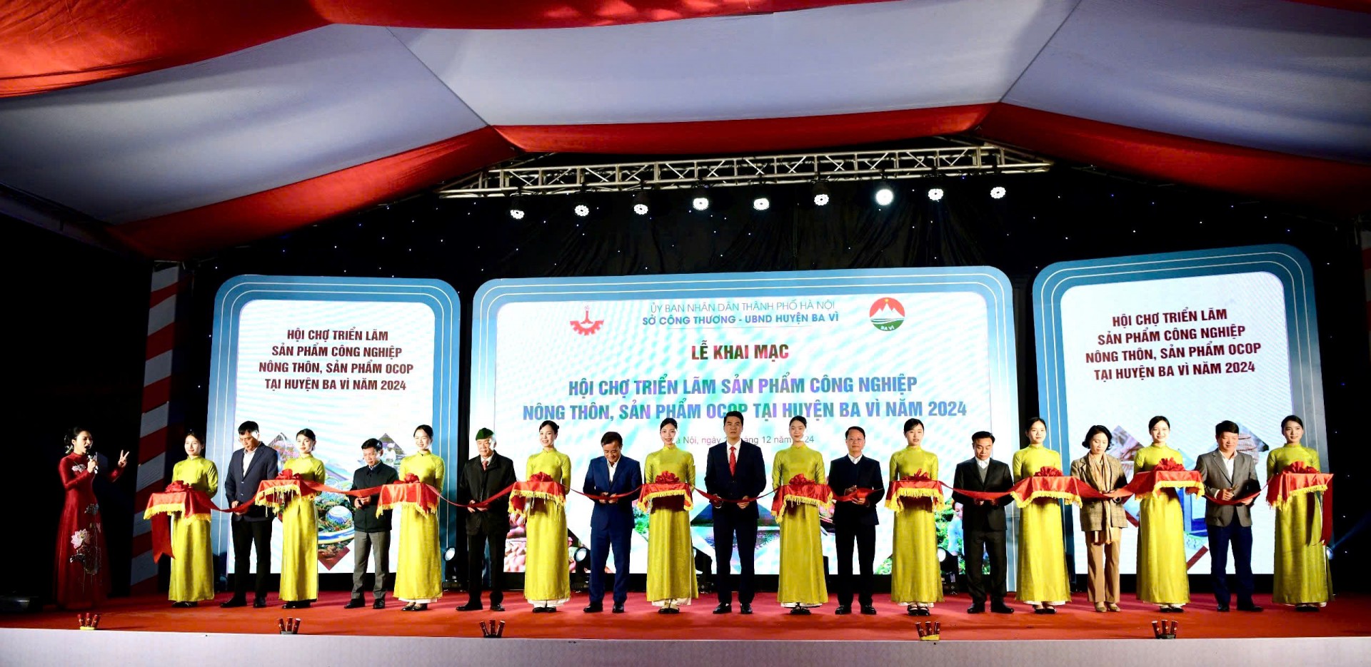 Khai mạc hội chợ triển lãm sản phẩm công nghiệp nông thôn, sản phẩm OCOP tại huyện Ba Vì Khai mạc hội chợ triển lãm sản phẩm công nghiệp nông thôn, sản phẩm OCOP tại huyện Ba Vì