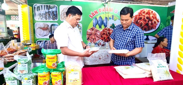 Lãnh đạo Chi cục Kinh tế hợp tác và Phát triển nông thôn tỉnh Bạc Liêu tham quan các gian hàng trưng bày sản phẩm OCOP. Lãnh đạo Chi cục Kinh tế hợp tác và Phát triển nông thôn tỉnh Bạc Liêu tham quan các gian hàng trưng bày sản phẩm OCOP.
