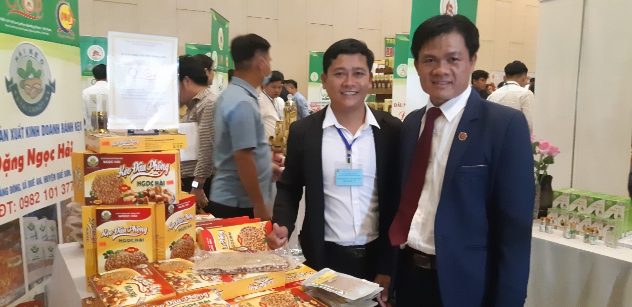 Anh Đặng Ngọc Hải (bên trái) tại hội chợ trưng bày sản phẩm đặc trưng, sản phẩm OCOP của tỉnh Quảng Nam. Anh Đặng Ngọc Hải (bên trái) tại hội chợ trưng bày sản phẩm đặc trưng, sản phẩm OCOP của tỉnh Quảng Nam.