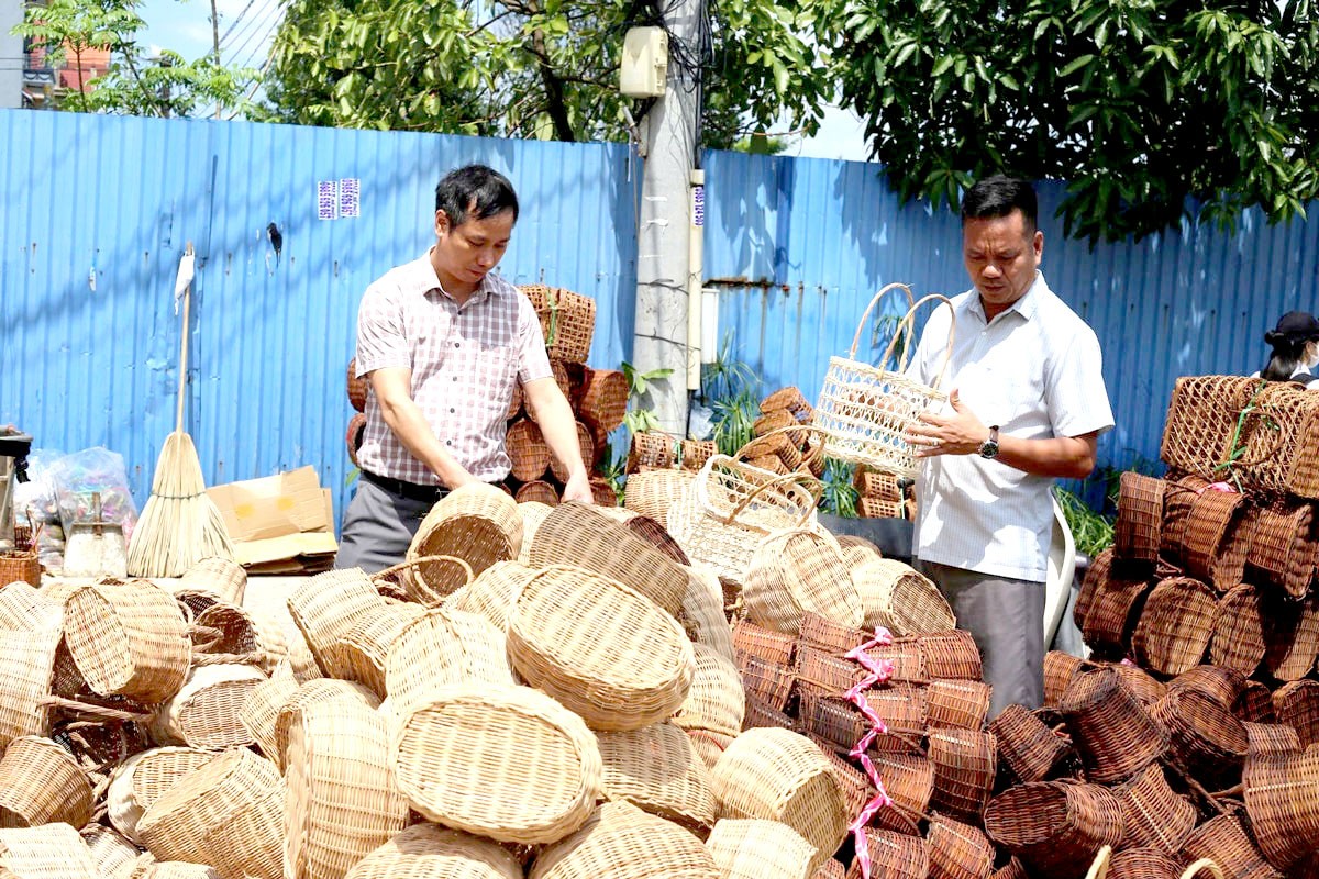 Sản phẩm OCOP từ mây tre đan ở xã Phú Túc (huyện Phú Xuyên).
