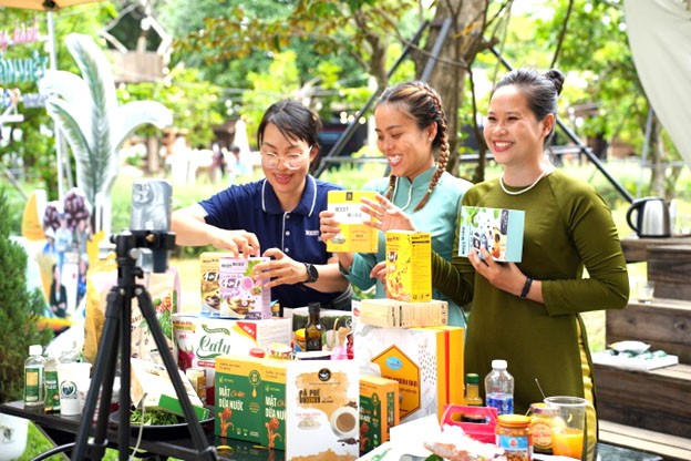 Một phiên livestream có sản phẩm OCOP của TP HCM tại ngày hội ở Cần Giờ Một phiên livestream có sản phẩm OCOP của TP HCM tại ngày hội ở Cần Giờ