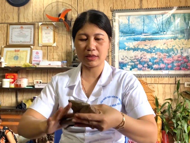 Chị Phạm Thị Thúy, đại diện cơ sở bánh gai Nga Tới Chị Phạm Thị Thúy, đại diện cơ sở bánh gai Nga Tới