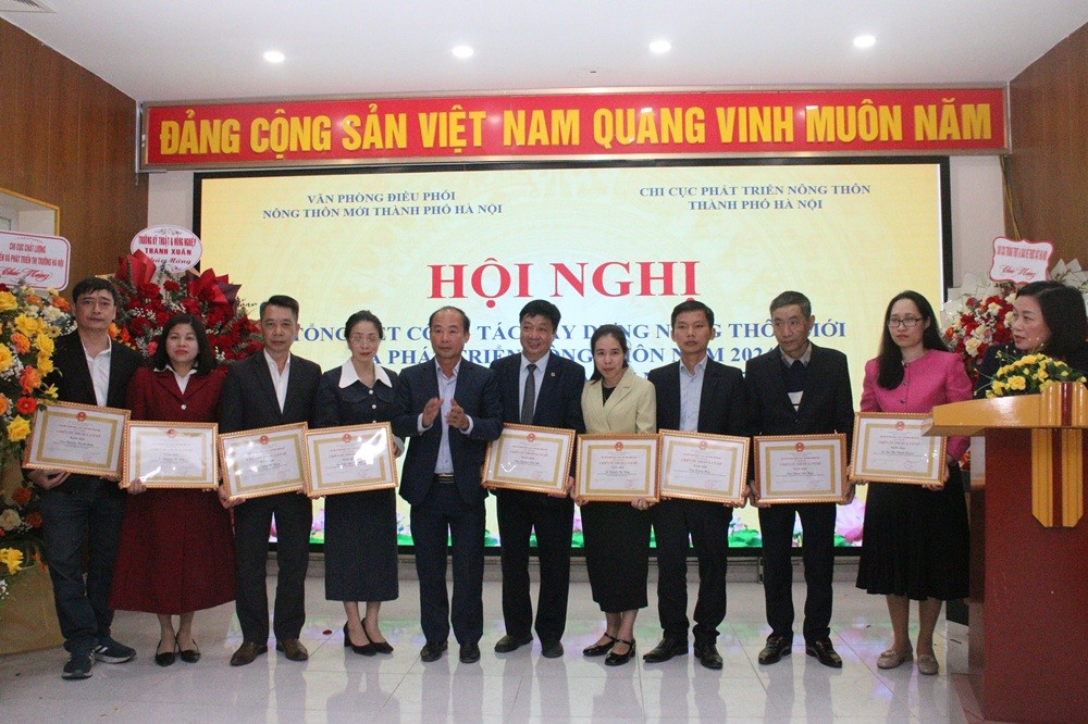 Phó Giám đốc Sở NN&PTNT Hà Nội Nguyễn Đình Hoa trao Bằng khen của Bộ NN&PTNT và UBND thành phố Hà Nội cho các tập thể, cá nhân có thành tích tiêu biểu thực hiện các phong trào thi đua. 