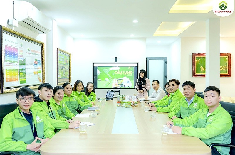 Công ty CP Sản xuất và Thương mại Trường Foods tạo ra việc làm cho gần 200 người dân địa phương, trong đó có khoảng 30-35% là dân tộc Mường Công ty CP Sản xuất và Thương mại Trường Foods tạo ra việc làm cho gần 200 người dân địa phương, trong đó có khoảng 30-35% là dân tộc Mường