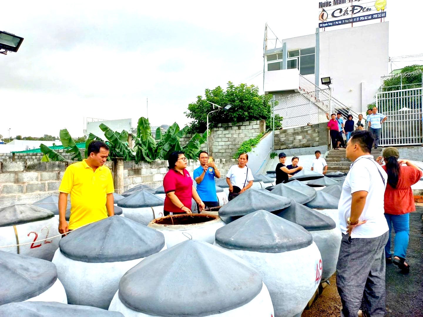 Nhiều du khách đến tham quan và tìm hiểu quy trình làm nước mắm truyền thống.làm nước mắm truyền thống. Nhiều du khách đến tham quan và tìm hiểu quy trình làm nước mắm truyền thống.làm nước mắm truyền thống.