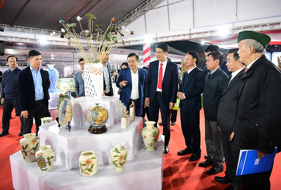 Các đại biểu tham quan các gian trưng bày tại Hội chợ.