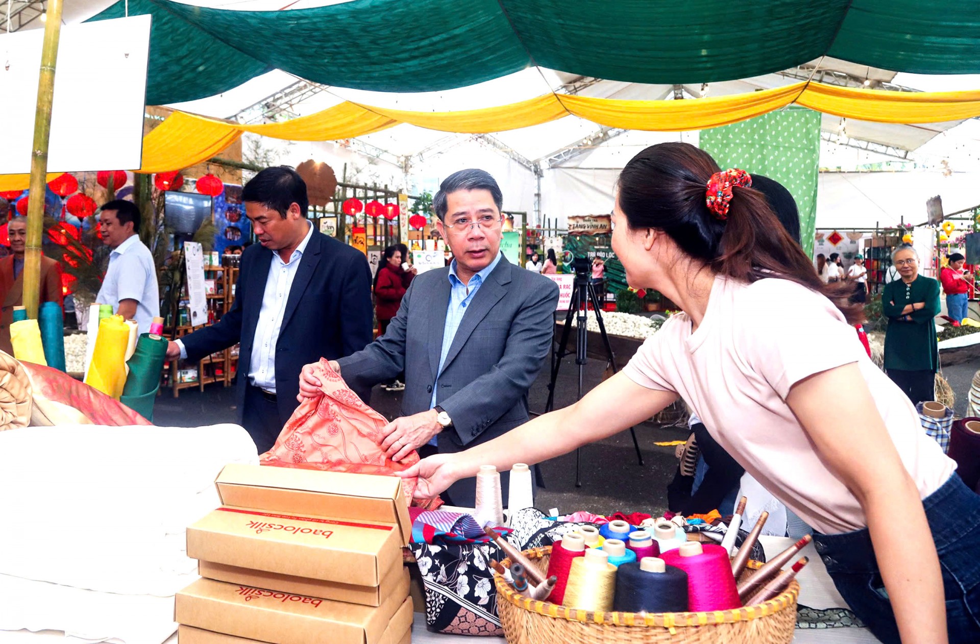 ấn tượng với 30 gian hàng bày bán nhiều món ăn và  các loại nông sản đặc sản của cả ba miền.