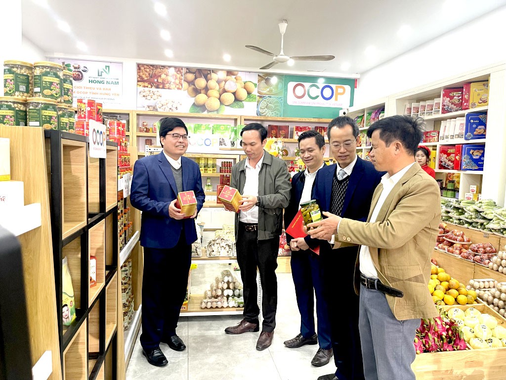 Các đại biểu tham quan gian hàng tại cửa hàng của Hợp tác xã đầu tư và  phát triển nông nghiệp xanh Hồng Nam (thành phố Hưng Yên)