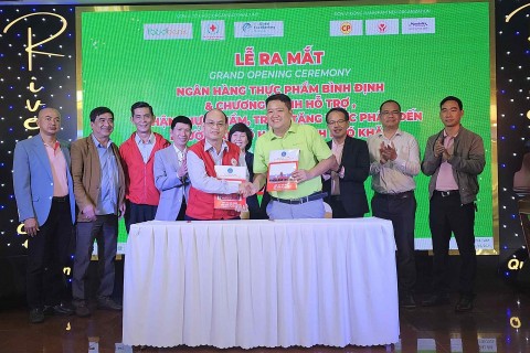 ngan hang thuc pham binh dinh trao tang thuc pham cho nguoi yeu the