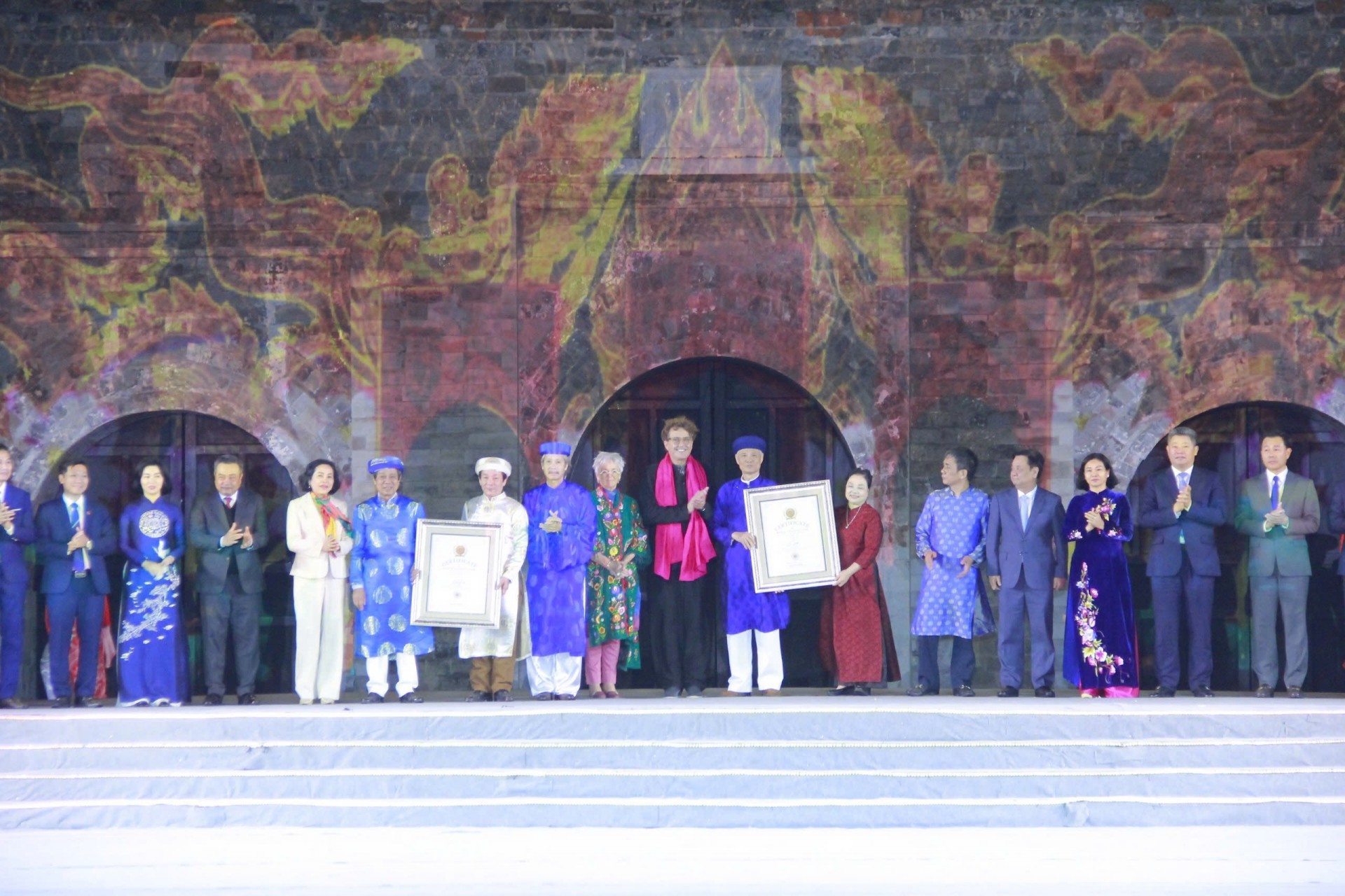 Awarding certificates to the two craft villages of Bat Trang Ceramics and Van Phuc Silk Weaving as members of the World Network of Creative Craft Cities