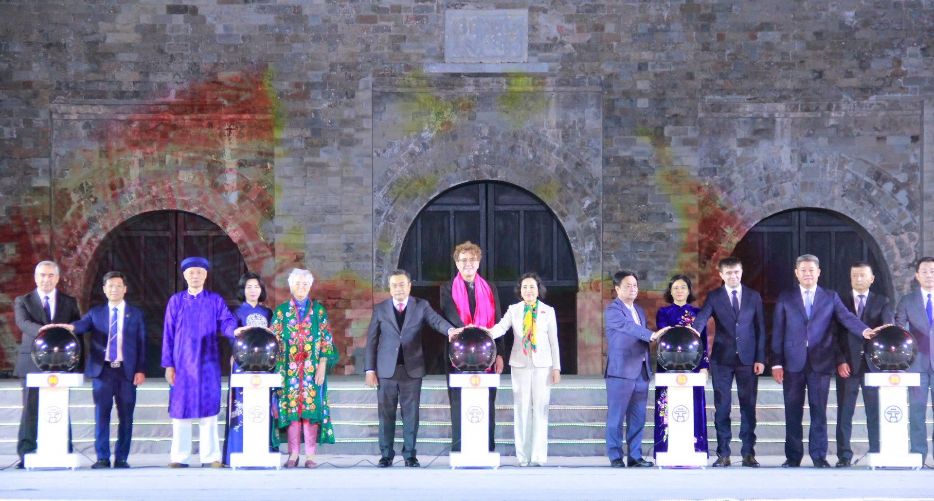 Các đại biểu thực hiện nghi thức khai mạc sự kiện trưng bày, trình diễn, tạo tác sản phẩm thủ công mỹ nghệ Hà Nội năm 2025.