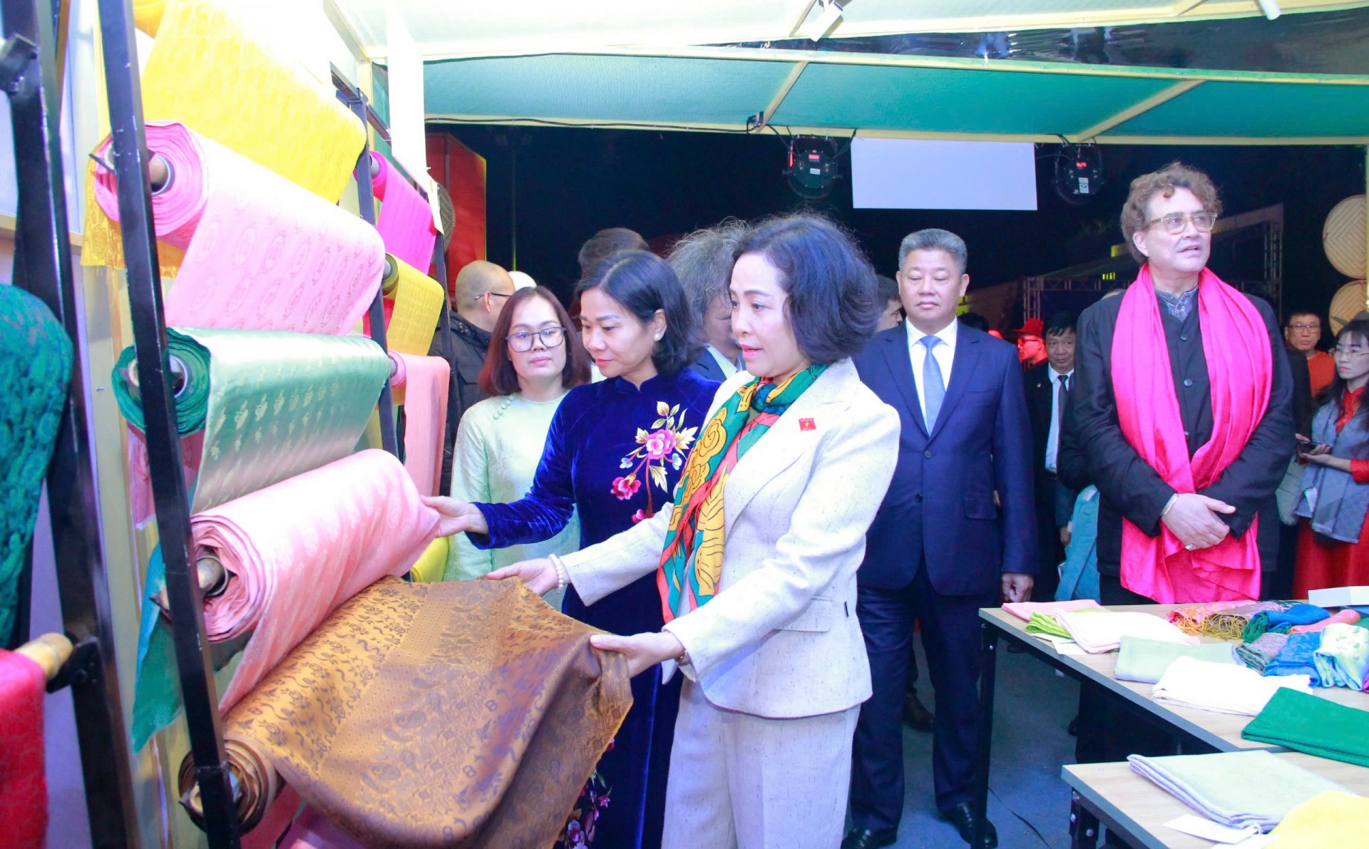 According to Mr. Saad al-Qaddumi, over the past 40 years, the Vietnamese government has always paid attention and invested in restoring and developing traditional industries, including Van Phuc silk and Bat Trang ceramics. These efforts have not only helped revive sophisticated handicrafts but also created many new opportunities, especially for women, helping them participate in the economy and continue to preserve cultural identity for future generations.