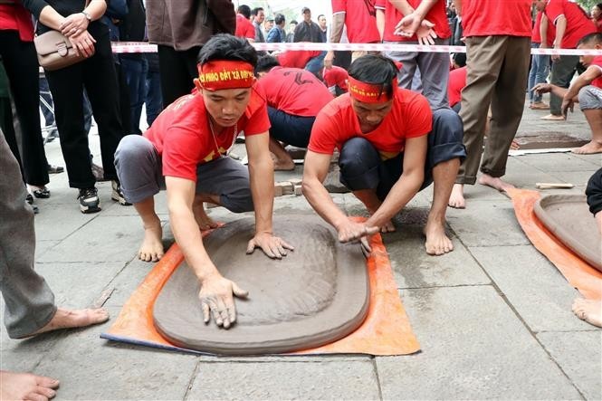 Các pháo thủ nặn pháo chuẩn bị thi đấu. Ảnh: Mạnh Tú - TTXVN