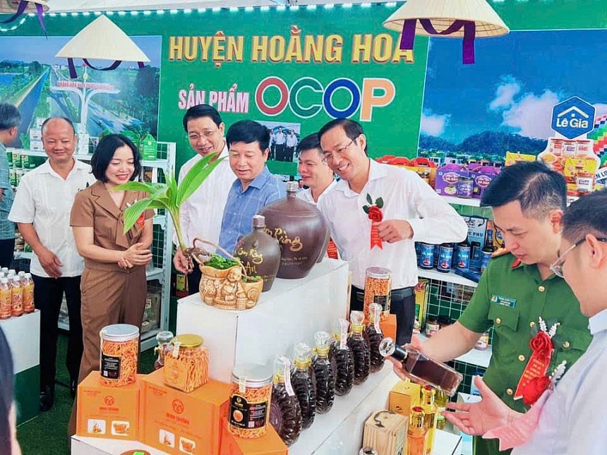 Phó Chủ tịch UBND tỉnh Thanh Hóa Lê Đức Giang tham quan gian hàng nông sản và các sản phẩm OCOP huyện Hoằng Hóa Phó Chủ tịch UBND tỉnh Thanh Hóa Lê Đức Giang tham quan gian hàng nông sản và các sản phẩm OCOP huyện Hoằng Hóa