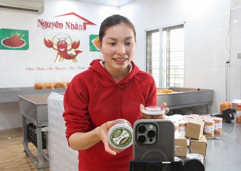 Chị Bùi Thị Nhàn, chủ cơ sở sản xuất ruốc tép, mắm tép chưng thịt Nguyên Nhàn thực hiện livestream bán hàng qua mạng