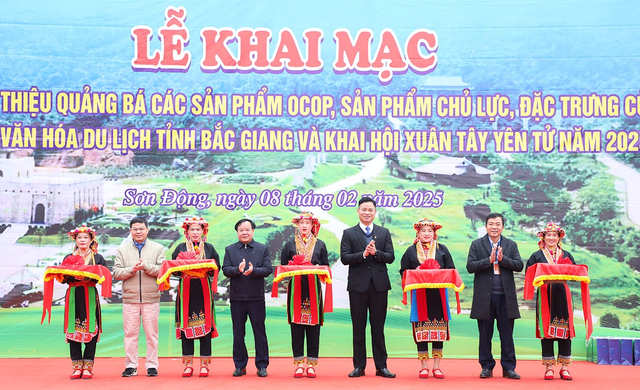 Các đại biểu cắt băng khai mạc gian hàng trưng bày sản phẩm OCOP, sản phẩm chủ lực, đặc trưng của các địa phương. Các đại biểu cắt băng khai mạc gian hàng trưng bày sản phẩm OCOP, sản phẩm chủ lực, đặc trưng của các địa phương.