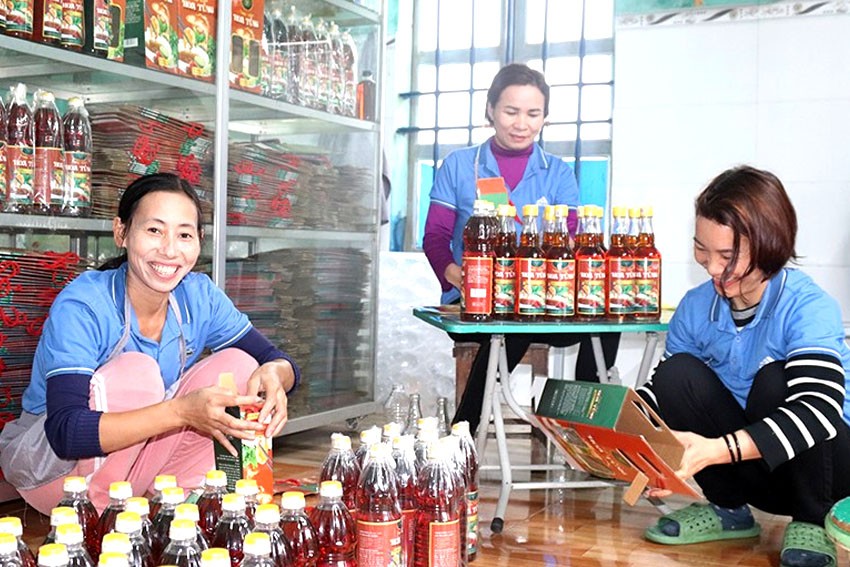 Cơ sở Hoa Tùng (xã Cẩm Dương, Cẩm Xuyên) tất bật đóng gói sản phẩm. Cơ sở Hoa Tùng (xã Cẩm Dương, Cẩm Xuyên) tất bật đóng gói sản phẩm.