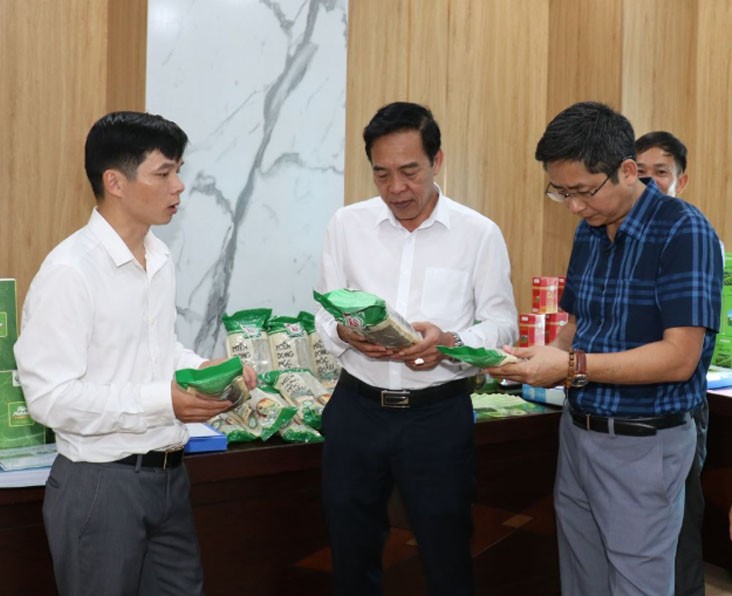 Các đại biểu đánh giá, chấm điểm sản phẩm OCOP miến dong của Công ty TNHH Kiên Sơn. Các đại biểu đánh giá, chấm điểm sản phẩm OCOP miến dong của Công ty TNHH Kiên Sơn.