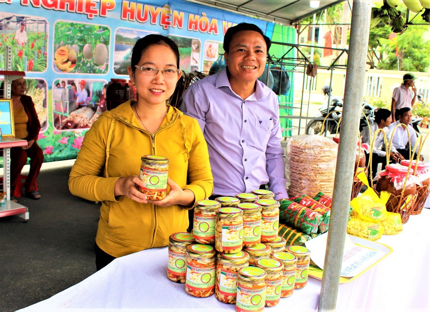 Chị Nguyễn Thị Bông (bìa trái) giới thiệu kiệu hương Hòa Nhơn đạt Ocop 4 sao.