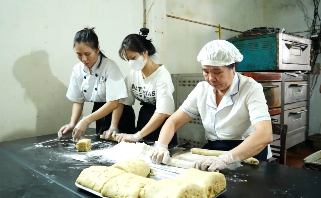 Sản xuất tại cơ sở sản xuất bánh chả của gia đình bà Lê Thị Kim Thùy (thị trấn Tiên Yên, huyện Tiên Yên). Sản xuất tại cơ sở sản xuất bánh chả của gia đình bà Lê Thị Kim Thùy (thị trấn Tiên Yên, huyện Tiên Yên).