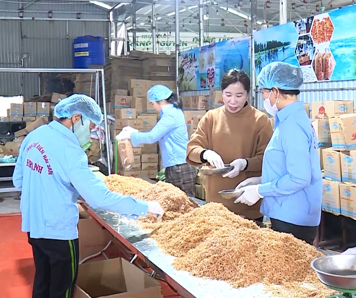 Chị Lê Thị Liễu (áo vàng), Giám đốc Công ty TNHH chế biến hải sản Hiệp Anh, thị xã Nghi Sơn, tỉnh Thanh Hóa