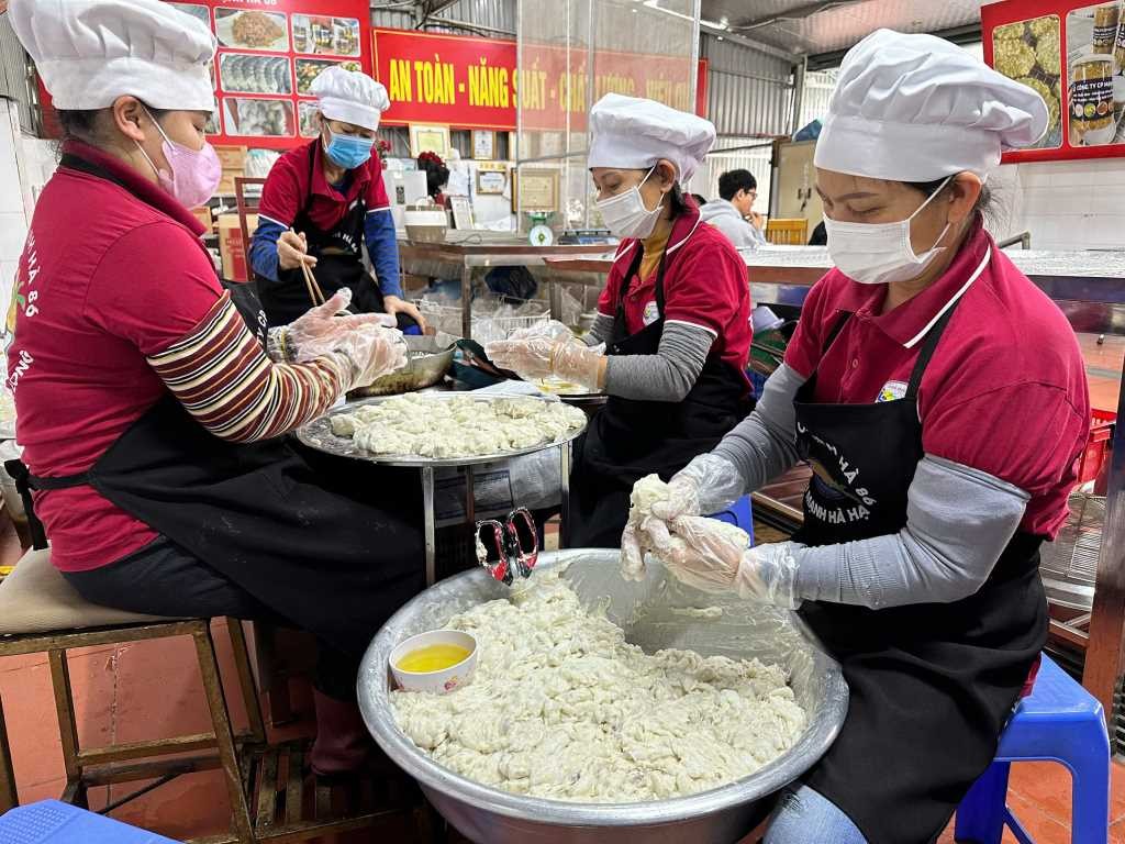 Chế biến sản phẩm chả mực tại cơ sở sản xuất Mạnh Hà,  phường Cao Xanh, TP Hạ Long. Chế biến sản phẩm chả mực tại cơ sở sản xuất Mạnh Hà,  phường Cao Xanh, TP Hạ Long.