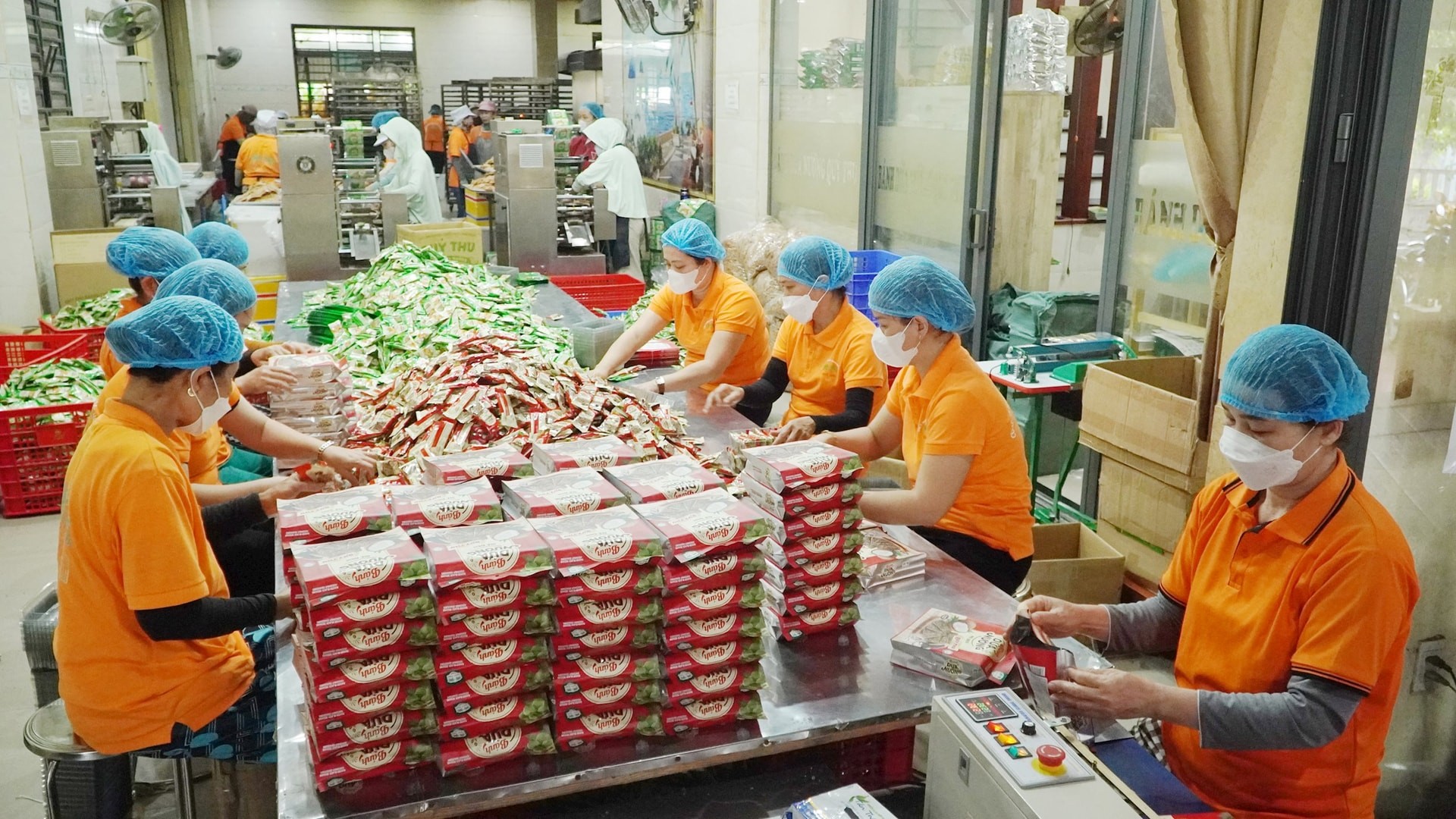 Quy trình sản xuất bánh dừa nướng Quý Thu đạt nhiều chứng nhận theo tiêu chuẩn quốc tế. Quy trình sản xuất bánh dừa nướng Quý Thu đạt nhiều chứng nhận theo tiêu chuẩn quốc tế.