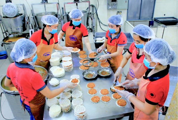 Cơ sở sản xuất sản xuất kẹo cu đơ Phong Nga đang cho ra những mẻ thành phẩm chất lượng phục vụ khách hàng.