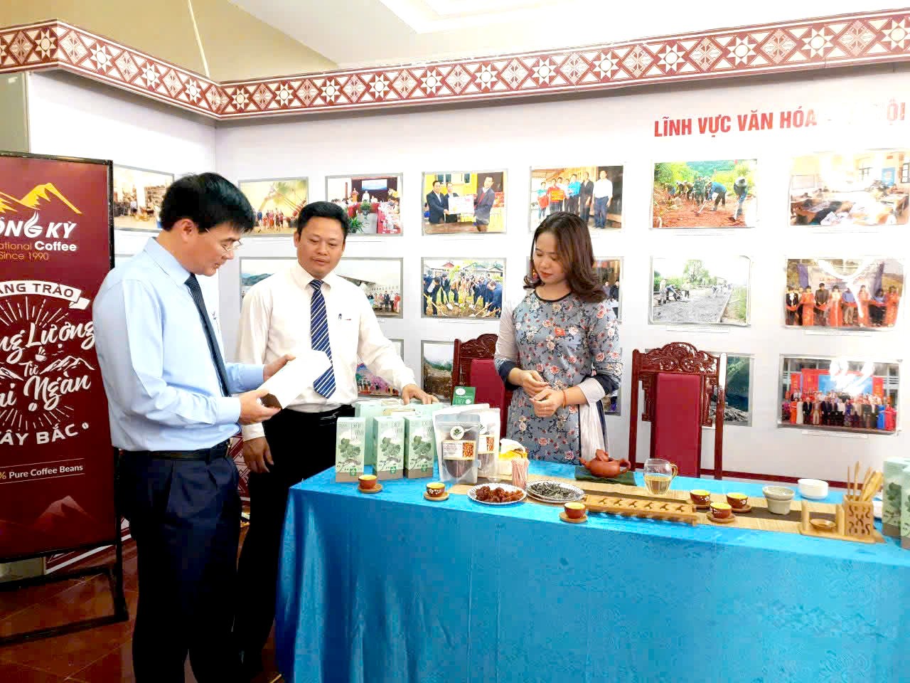 Gian hàng trà cổ thụ Tủa Chùa với mẫu mã, dòng sản phẩm khác nhau được trưng bày, quảng bá tới khách hàng. 