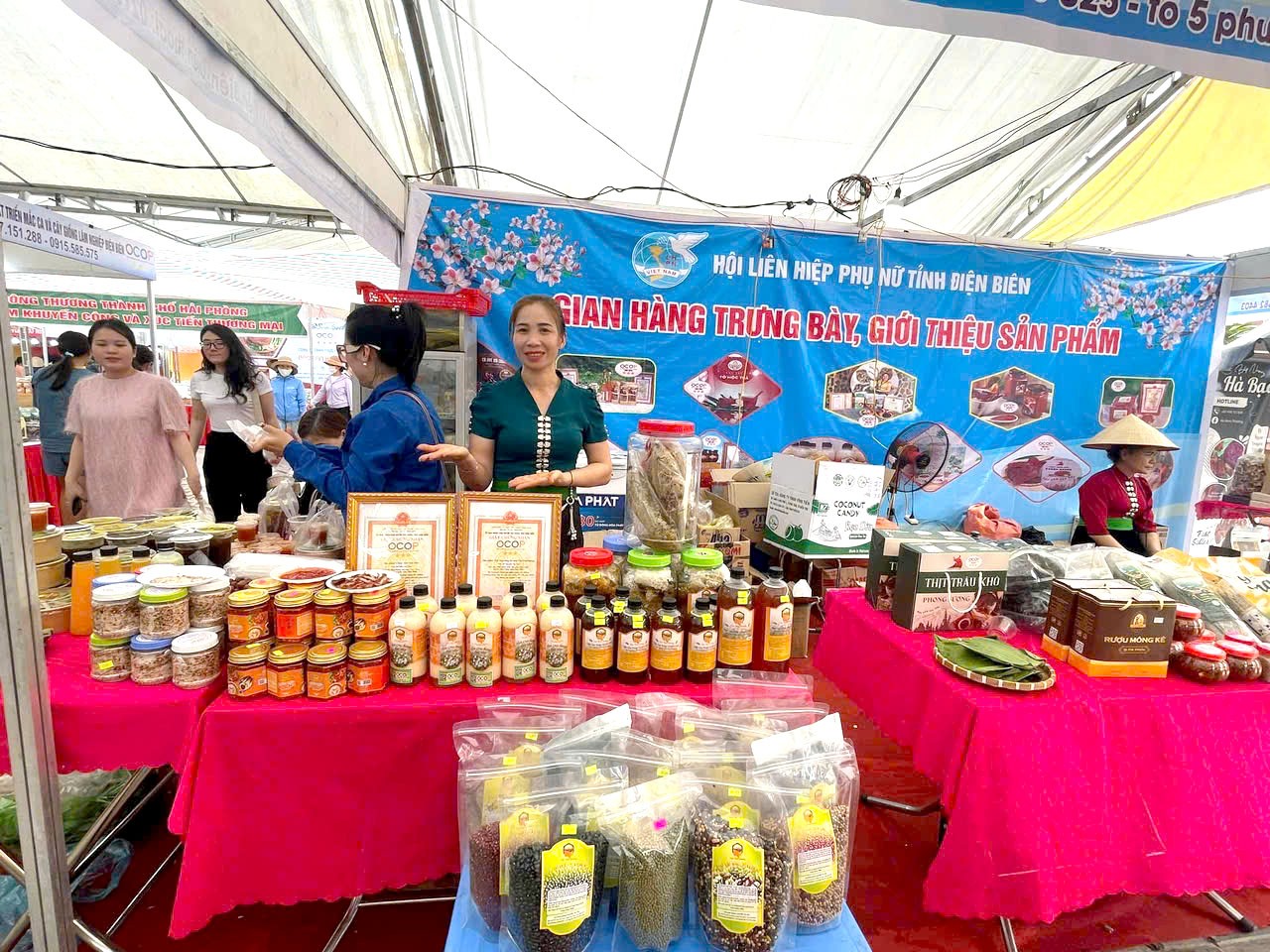 Giới thiệu quảng bá sản phẩm OCOP huyện Tủa Chùa tại hội chợ, triển lãm xúc tiến thương mại.