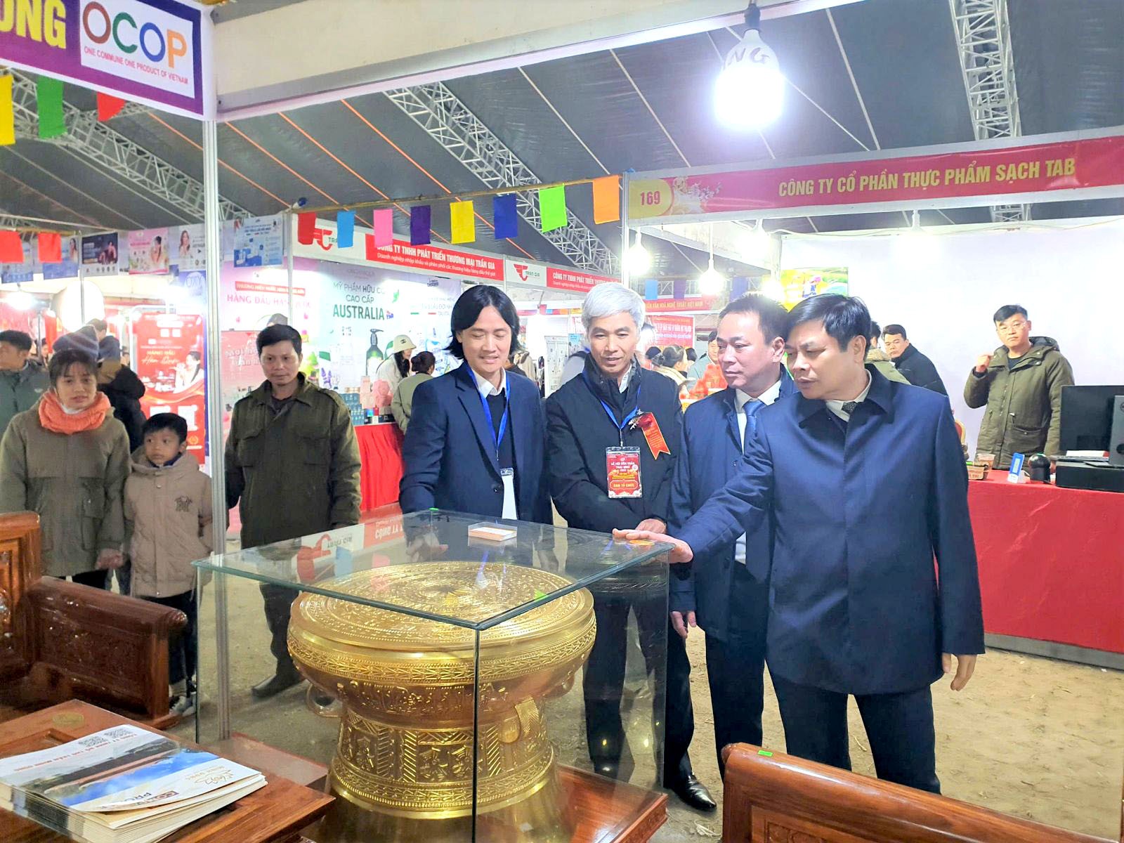 Các gian hàng giới thiệu sản phẩm OCOP thu hút đông đảo  du khách tham quan, mua sắm.