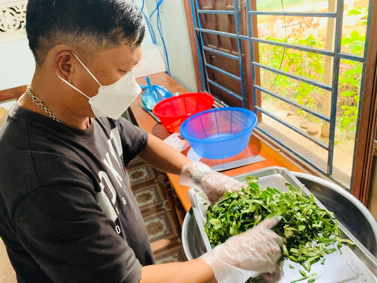 Lá rằng ray được rửa sạch trước khi hong gió cho khô.