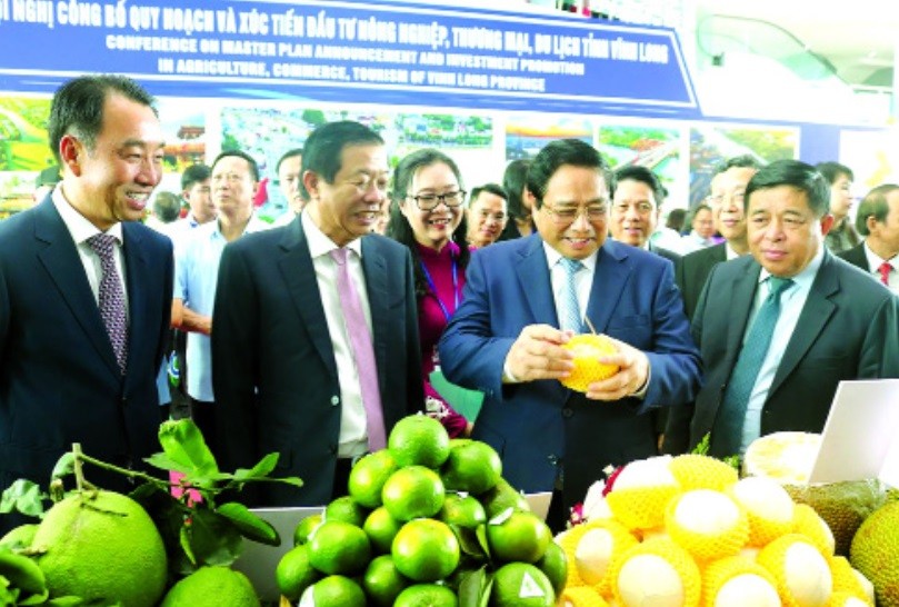 Thủ tướng Phạm Minh Chính cùng ông Bùi Văn Nghiêm - Bí thư Tỉnh ủy Vĩnh Long (thứ 2 từ trái qua), ông Lữ Quang Ngời - Chủ tịch UBND tỉnh Vĩnh Long (ngoài cùng bên trái) - tham quan gian hàng trưng bày sản phẩm OCOP Thủ tướng Phạm Minh Chính cùng ông Bùi Văn Nghiêm - Bí thư Tỉnh ủy Vĩnh Long (thứ 2 từ trái qua), ông Lữ Quang Ngời - Chủ tịch UBND tỉnh Vĩnh Long (ngoài cùng bên trái) - tham quan gian hàng trưng bày sản phẩm OCOP