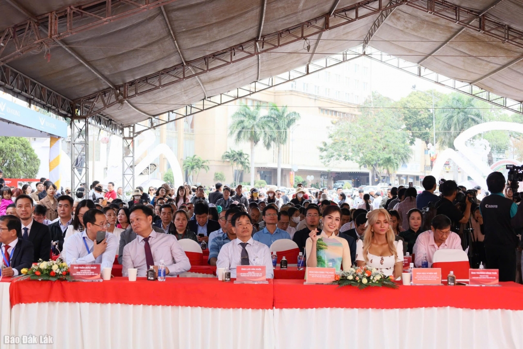 Khai mạc Hội chợ triển lãm chuyên ngành cà phê và sản phẩm OCOP năm 2025 Đại biểu tham dự lễ khai mạc Hội chợ triển lãm