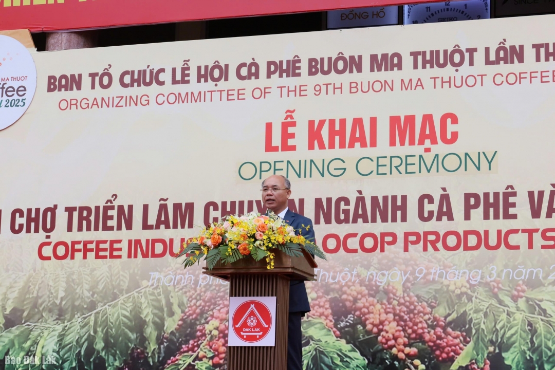 Khai mạc Hội chợ triển lãm chuyên ngành cà phê và sản phẩm OCOP năm 2025 Phó Chủ tịch UBND tỉnh TRương Công Thái phát biểu khai mạc Hội chợ triển lãm chuyên ngành Cà phê và sản phẩm OCOP năm 2025