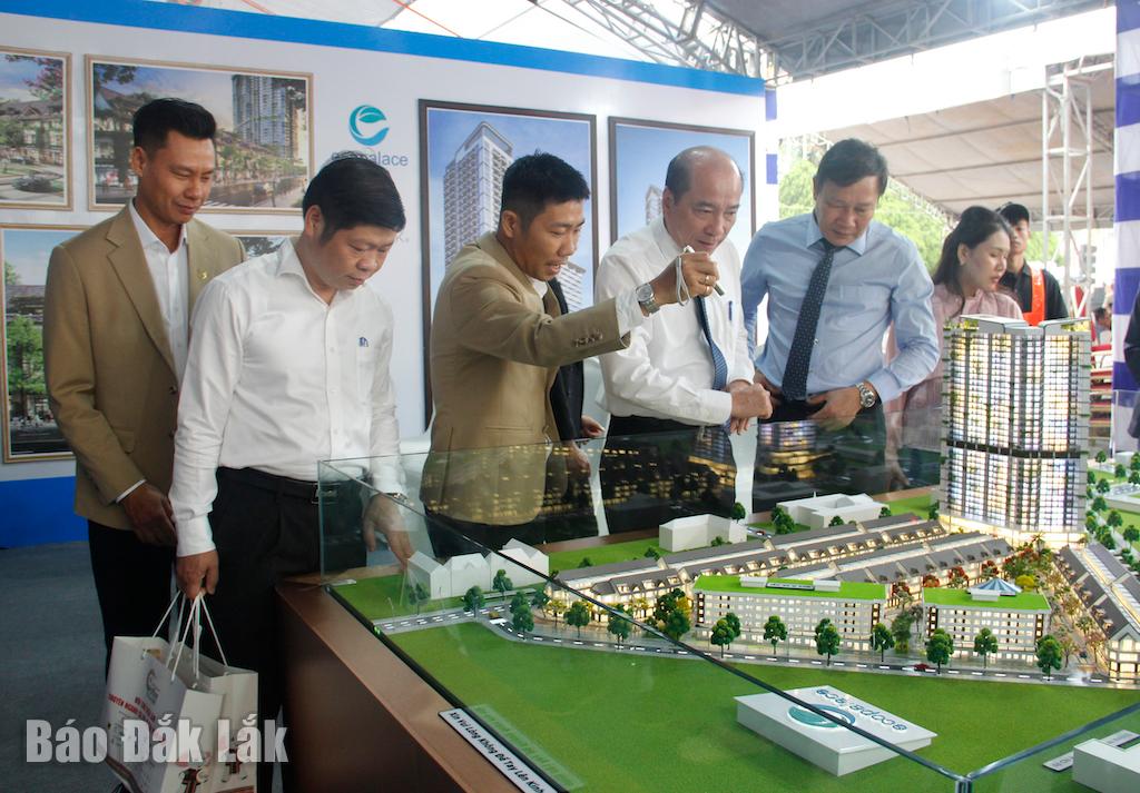 Khai mạc Hội chợ triển lãm chuyên ngành cà phê và sản phẩm OCOP năm 2025 Đại biểu tham quan gian hàng tại Hội chợ triển lãm