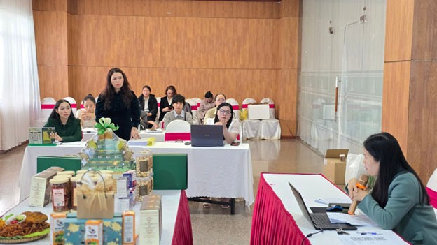 Các chủ thể thuyết trình sản phẩm tại buổi đánh giá, phân hạng sản phẩm OCOP. 