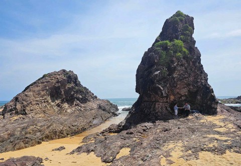 binh dinh ganh da lo dieu mang ve dep ky vi voi khoi da hinh thu la mat