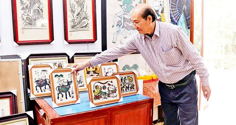 Nghệ nhân Nguyễn Hữu Hoa giới thiệu những sản phẩm tranh Đông Hồ được công nhận là sản phẩm OCOP